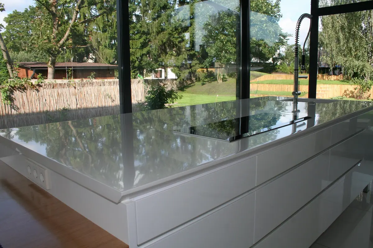 Mākslīgā akmens — galda virsma