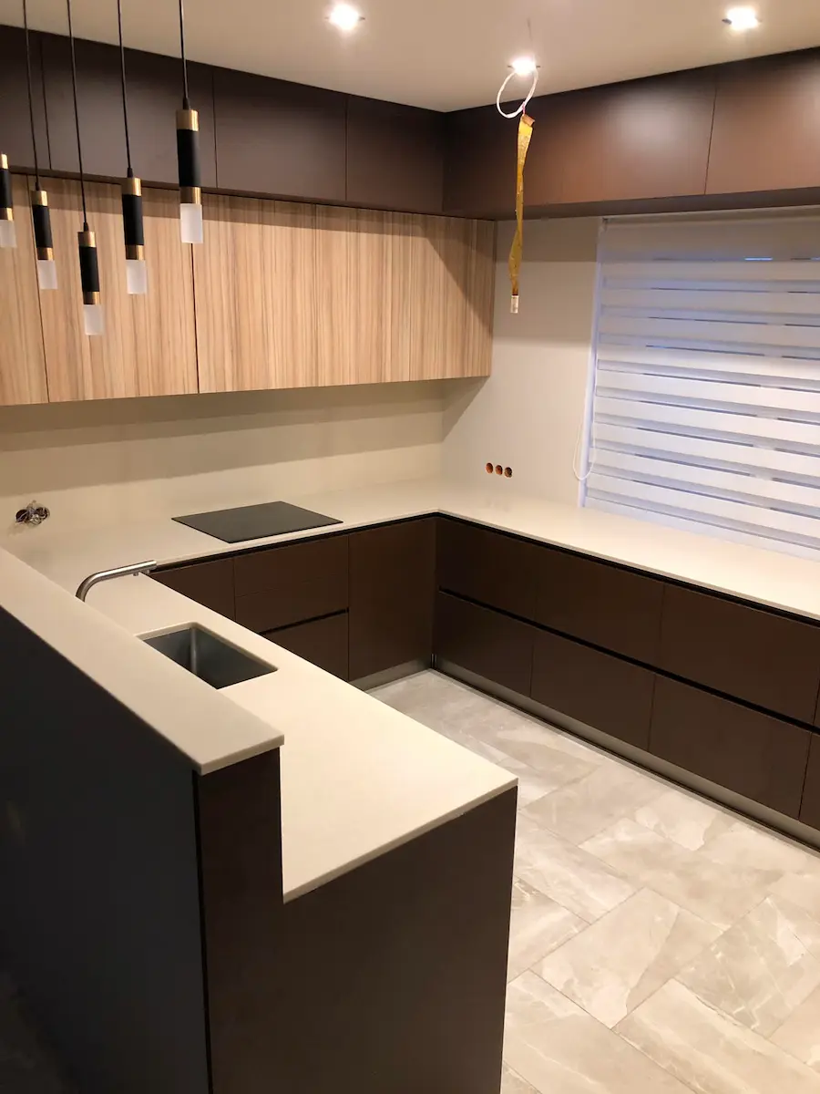 Mākslīgā akmens — galda virsma virtuvei