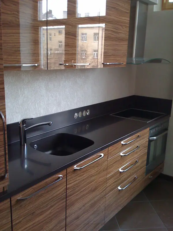 Mākslīgā akmens — galda virsma virtuvei