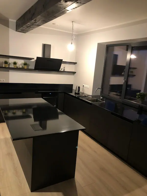 Mākslīgā akmens — galda virsma virtuvei