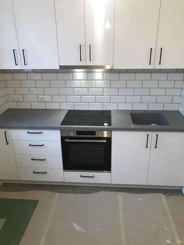 Mākslīgā akmens — galda virsma virtuvei