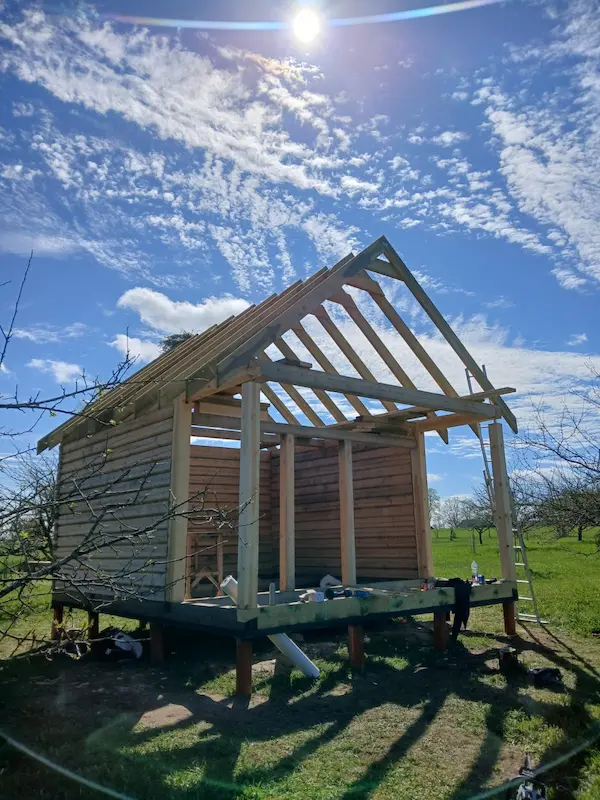 8000€ tikai sienas un spāres bez jumta seguma 5x4.8m+2m terase. Bezdelīgas astes savienojums.